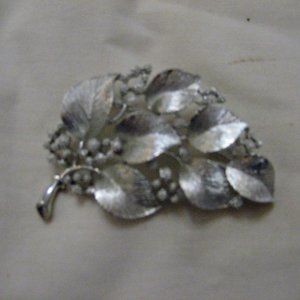 LISNER LARGE SILVERTONE LEAF/BERRY BROOCH